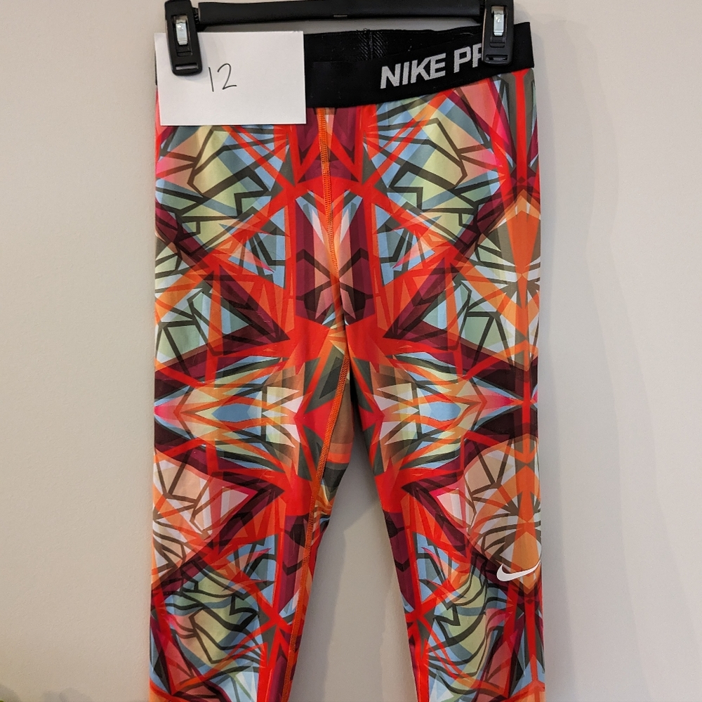 #12 Nike Pro Capri leggings